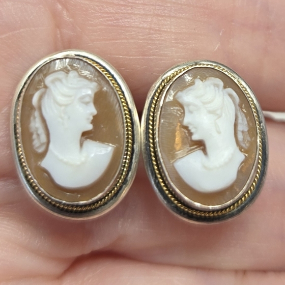 Vintage Cameo Womens Silver Screwback Earrings Hand Carved White On Light Brown - Picture 1 of 10